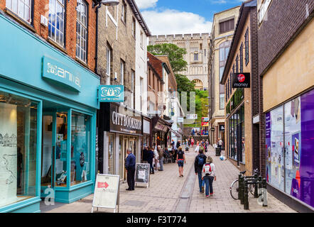 Geschäfte auf Davey Ort in der Stadt im Zentrum mit Blick auf die Burg, Norwich, Norfolk, England, UK Stockfoto