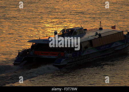 London, UK. 12. Oktober 2015. UK-Wetter: Schöne Satsuma orange Sonnenuntergang mit Themse und The Shard. Bildnachweis: Glenn Sontag/Alamy Live-Nachrichten Stockfoto