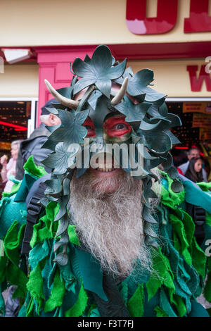 Maskierte Mann an der Buchse in die Green Festival, Hastings, East Sussex, England, UK Stockfoto