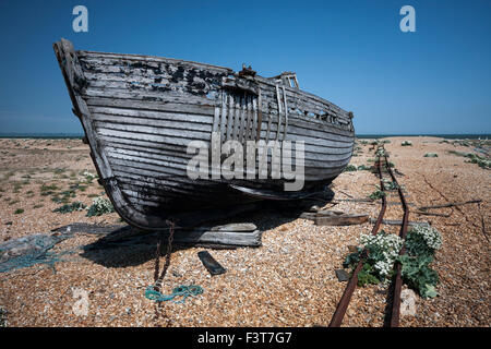 Abgebrochene Fischerboot auf dem Kiesstrand, Dungeness, Kent, England, Großbritannien Stockfoto