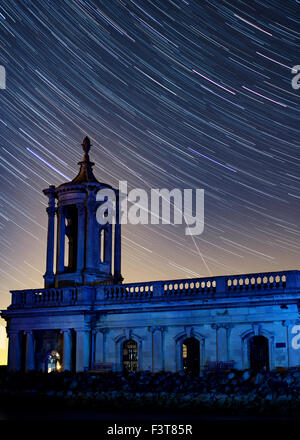 Normanton Kirche auf Rutland Water unter Sternspuren Stockfoto