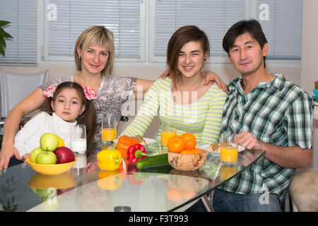 Frühstück mit multiethnischen Familie Stockfoto