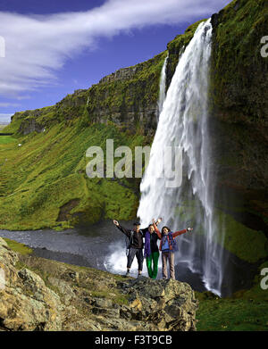 Gruppe von Bergsteigern auf dem Wasserfall-Hintergrund Stockfoto