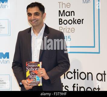 London, UK. 12. Oktober 2015. Booker Prize for Fiction für Fiktion Finalisten sammeln in der Royal Festival Hall am Vorabend der Bekanntgabe des Preisträgers £50.000. Bild: Britische Schriftsteller Sunjeev Sahota, Autor von The Year of the Runaways von Picador veröffentlicht. Bildnachweis: Paul Davey/Alamy Live-Nachrichten Stockfoto