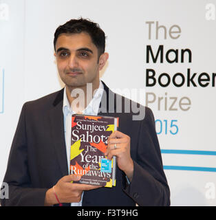 London, UK. 12. Oktober 2015. Booker Prize for Fiction für Fiktion Finalisten sammeln in der Royal Festival Hall am Vorabend der Bekanntgabe des Preisträgers £50.000. Bild: Britische Schriftsteller Sunjeev Sahota, Autor von The Year of the Runaways von Picador veröffentlicht. Bildnachweis: Paul Davey/Alamy Live-Nachrichten Stockfoto