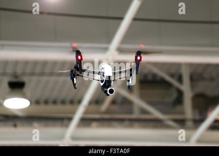 Moderne Drohne fliegen mit hoch auflösenden Kamera in der Fabrik Stockfoto