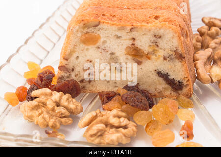 Lbs-Kuchen mit Walnüssen und Rosinen. Stockfoto