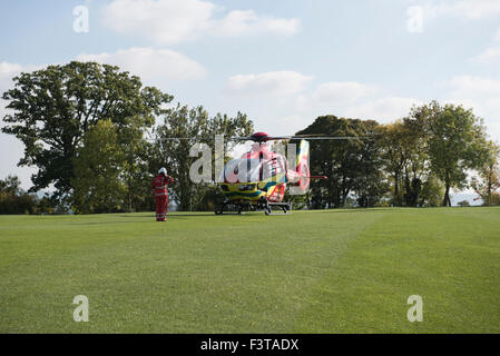 Milton Common, Oxfordshire, Vereinigtes Königreich. 12. Oktober 2015. Die Thames Valley Air Ambulance hat einen neuen Hubschrauber in der Nacht fliegen Lage ins Leben gerufen. Der neue Airbus H135 können Arzt und Sanitäter Besatzungen, Flugstunden um fortgeschrittene Intensivpflege Kredit liefern zu verlängern: Peter Manning/Alamy Live News Stockfoto