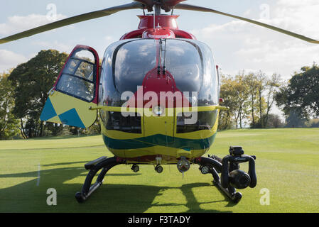 Milton Common, Oxfordshire, Vereinigtes Königreich. 12. Oktober 2015. Die Thames Valley Air Ambulance hat einen neuen Hubschrauber in der Nacht fliegen Lage ins Leben gerufen. Der neue Airbus H135 können Arzt und Sanitäter Besatzungen, Flugstunden um fortgeschrittene Intensivpflege Kredit liefern zu verlängern: Peter Manning/Alamy Live News Stockfoto