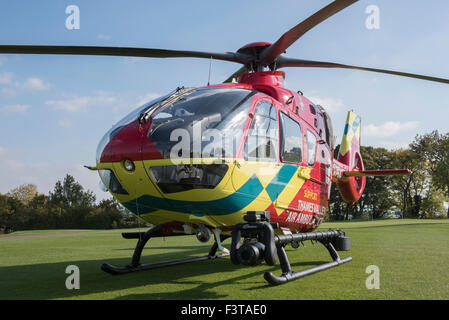 Milton Common, Oxfordshire, Vereinigtes Königreich. 12. Oktober 2015. Die Thames Valley Air Ambulance hat einen neuen Hubschrauber in der Nacht fliegen Lage ins Leben gerufen. Der neue Airbus H135 können Arzt und Sanitäter Besatzungen, Flugstunden um fortgeschrittene Intensivpflege Kredit liefern zu verlängern: Peter Manning/Alamy Live News Stockfoto