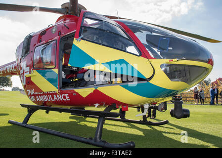 Milton Common, Oxfordshire, Vereinigtes Königreich. 12. Oktober 2015. Die Thames Valley Air Ambulance hat einen neuen Hubschrauber in der Nacht fliegen Lage ins Leben gerufen. Der neue Airbus H135 können Arzt und Sanitäter Besatzungen, Flugstunden um fortgeschrittene Intensivpflege Kredit liefern zu verlängern: Peter Manning/Alamy Live News Stockfoto