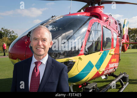 Milton Common, Oxfordshire, Vereinigtes Königreich. 12. Oktober 2015. Die Thames Valley Air Ambulance hat einen neuen Hubschrauber in der Nacht fliegen Lage ins Leben gerufen. Der neue Airbus H135 können Arzt und Sanitäter Besatzungen, Flugstunden um fortgeschrittene Intensivpflege Kredit liefern zu verlängern: Peter Manning/Alamy Live News Stockfoto