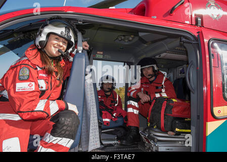 Milton Common, Oxfordshire, Vereinigtes Königreich. 12. Oktober 2015. Thames Valley Air Ambulance Mannschaft (von links) Lisa Brown (HEMS Paramedic) Dr. Syed Masud (HEMS Arzt) & Dr. Ed Norris (HEMS Arzt) Credit: Peter Manning/Alamy Live News Stockfoto