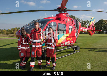 Milton Common, Oxfordshire, Vereinigtes Königreich. 12. Oktober 2015. Thames Valley Air Ambulance Mannschaft (von links) Lisa Brown (HEMS Paramedic) Dr. Ed Norris (HEMS Arzt) & Dr. Syed Masud (HEMS Arzt) Credit: Peter Manning/Alamy Live News Stockfoto