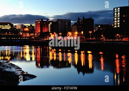 Glasgow, Schottland. 12. Oktober 2015. Ruhe, klarer Nacht über Glasgows River Clyde, als die Nacht hereinbricht. Bildnachweis: Tony Clerkson/Alamy Live-Nachrichten Stockfoto