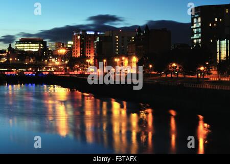 Glasgow, Schottland. 12. Oktober 2015. Ruhe, klarer Nacht über Glasgows River Clyde, als die Nacht hereinbricht. Bildnachweis: Tony Clerkson/Alamy Live-Nachrichten Stockfoto