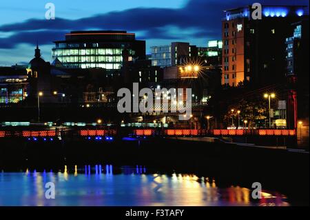 Glasgow, Schottland. 12. Oktober 2015. Ruhe, klarer Nacht über Glasgows River Clyde, als die Nacht hereinbricht. Bildnachweis: Tony Clerkson/Alamy Live-Nachrichten Stockfoto