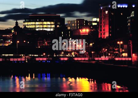 Glasgow, Schottland. 12. Oktober 2015. Ruhe, klarer Nacht über Glasgows River Clyde, als die Nacht hereinbricht. Bildnachweis: Tony Clerkson/Alamy Live-Nachrichten Stockfoto