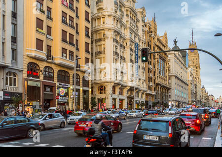 Madrid, Spanien - 10. Oktober 2015: Blick auf Märkte und Menschen in der Gran Via in Madrid Stockfoto