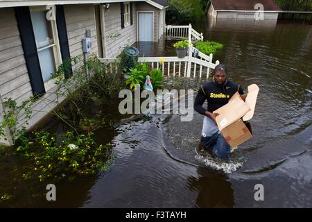 Pittsburgh Steelers Fußballspieler Clifton Geathers hilft Besitz von seinem Elternhaus überwältigt durch Hochwasser 10. Oktober 2015 in Browns Ferry, South Carolina zu entfernen. Große Teile von South Carolina litt Rekord Regen, die große Teile des Landes überflutet. Stockfoto