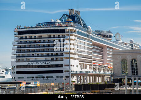 MSC Fantasia Kreuzfahrtschiff angedockt in Neapel, Italien Stockfoto