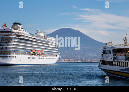 MV Viking Star cruise Schiff angedockt in Neapel vor dem Vesuv, Italien Stockfoto