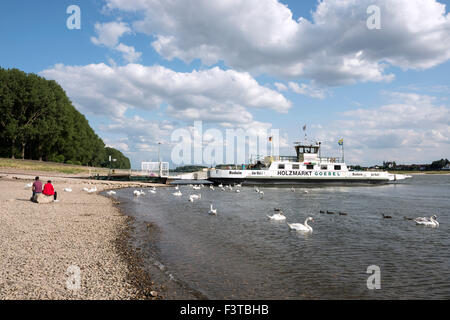 Monheim, Köln-Langel Personen- und Auto Fähre am Fluss Rhein, Hitdorf, Deutschland. Stockfoto