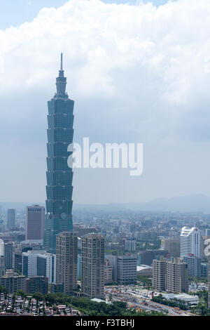 Taipei 101 Tower in der Skyline, ein Wahrzeichen supertall Wolkenkratzer aus Xiangshan aka Elephant Mountain oder den Elefanten, Xinyi Bezirk, Taiwan gesehen Stockfoto