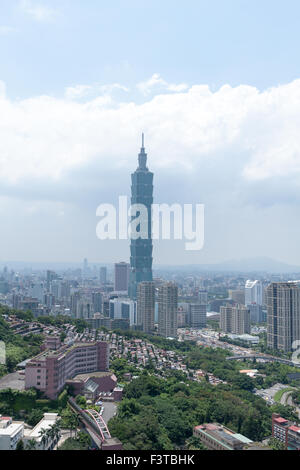 Taipei 101 Tower in der Skyline, ein Wahrzeichen supertall Wolkenkratzer aus Xiangshan aka Elephant Mountain oder den Elefanten, Xinyi Bezirk, Taiwan gesehen Stockfoto