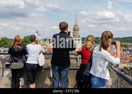 Touristen genießen die Aussicht vom Gipfel des St.-Martins Turm, Carfax Tower in Oxford Oxfordshire England Vereinigtes Königreich Großbritannien Stockfoto