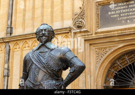 Earl of Pembroke Statue im Hof des The Bodleian Library in Oxford Oxfordshire England Vereinigtes Königreich Großbritannien Stockfoto