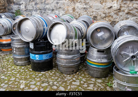 Bier Fässer vor einem Pub in Oxford Oxfordshire England Vereinigtes Königreich Großbritannien Stockfoto