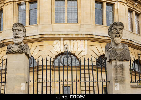 Des Kaisers Köpfe vor dem 17. Jahrhundert Sheldonian Theater Broad Street in Oxford Oxfordshire England Vereinigtes Königreich Großbritannien Stockfoto