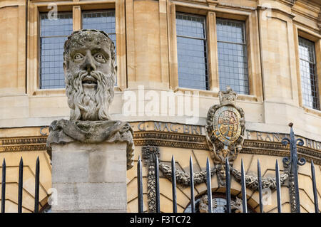 Kopf des Kaisers vor dem 17. Jahrhundert Sheldonian Theater Broad Street in Oxford Oxfordshire England Vereinigtes Königreich Großbritannien Stockfoto