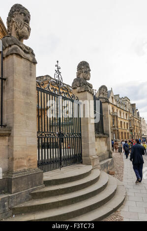 Des Kaisers Köpfe vor dem 17. Jahrhundert Sheldonian Theater Broad Street in Oxford Oxfordshire England Vereinigtes Königreich Großbritannien Stockfoto