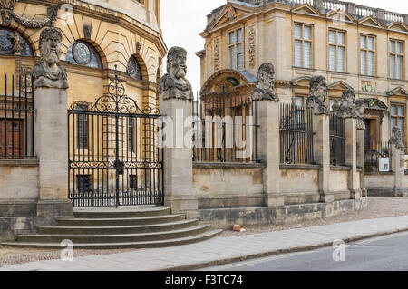 Des Kaisers Köpfe vor dem 17. Jahrhundert Sheldonian Theater Broad Street in Oxford Oxfordshire-England-Vereinigtes Königreich-UKK Stockfoto