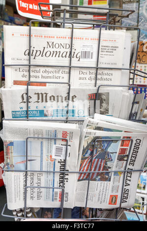 Rack mit internationalen Zeitungen und Zeitschriften außerhalb des Newsagentenshops, Oxford Oxfordshire England Großbritannien Stockfoto