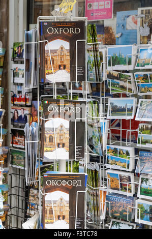 Postkarte und Souvenir-Racks in Oxford Oxfordshire England Vereinigtes Königreich Großbritannien Stockfoto