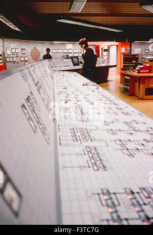 Ingenieure in der EDV Leitwarte eines Kernkraftwerks Stockfoto