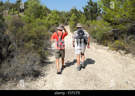 Ansicht der Rückseite zwei Männer zu Fuß mit Rucksack auf einem Weg in der Nähe der Küste Kaplica im türkischen Nordzypern KATHY DEWITT Stockfoto