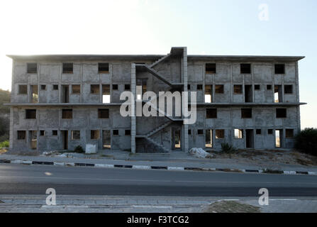 Außenansicht eines leeren Mehrfamilienhauses auf Baustelle in Nord Zypern KATHY DEWITT Stockfoto