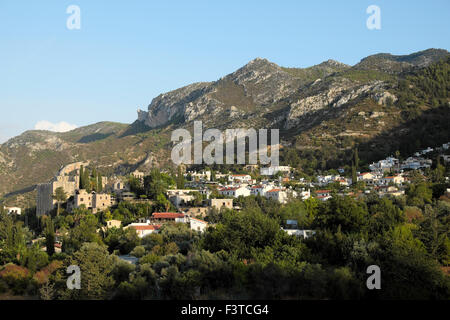 Ein Blick auf Bellapais Abtei Kloster und Dorf im Herbst im türkischen Norden Zyperns KATHY DEWITT Stockfoto