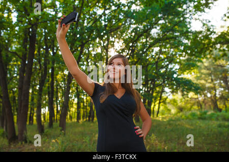 Mädchen europäischen Erscheinungsbild junge Braunhaarige Frau in einem schwarzen dre Stockfoto