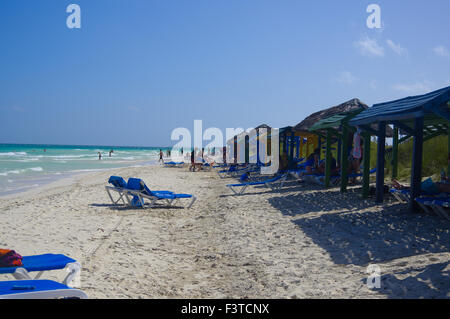 Liegestühle mit Handtüchern auf Pilar Strand (Playa Pilar) und beach Cabanas - Cayo Coco, Kuba Stockfoto