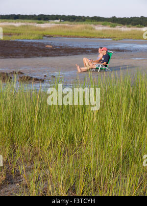 Paar am Strand entspannen in Sand Stühle während des Urlaubs in Eastham, Cape Cod, Massachusetts. Stockfoto