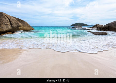 Schöne Natur des blauen Meeres Sand und weißen Wellen am kleinen Strand in der Nähe der Felsen im Sommer auf der Insel Koh Miang in Ko Similan Stockfoto