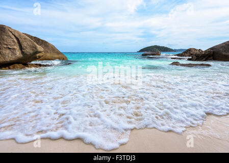 Schöne Natur des blauen Meeres Sand und weißen Wellen am kleinen Strand in der Nähe der Felsen im Sommer auf der Insel Koh Miang in Mu Ko Simil Stockfoto