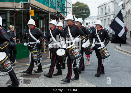 Falmouth Marine Band marschieren durch Falmouth High Street am 11. Oktober 2015. Stockfoto