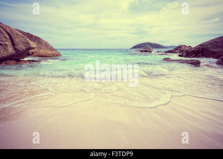 Vintage Stil schöne Natur des blauen Meeres Sand und weißen Wellen am kleinen Strand in der Nähe von den Felsen im Sommer auf der Insel Koh Miang Stockfoto