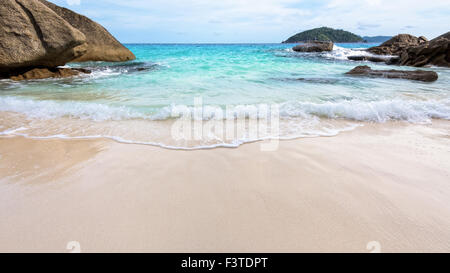 Schöne Natur des blauen Meeres Sand und weißen Wellen am kleinen Strand in der Nähe der Felsen im Sommer auf der Insel Koh Miang in Ko Similan Stockfoto